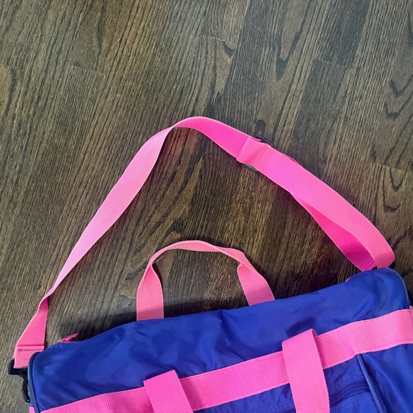 Vintage Nike Duffle Bag in a rich purple/navy with neon pink strap - Picture 8 of 9